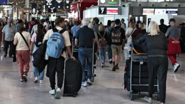 calatori pe un aeroport din franta