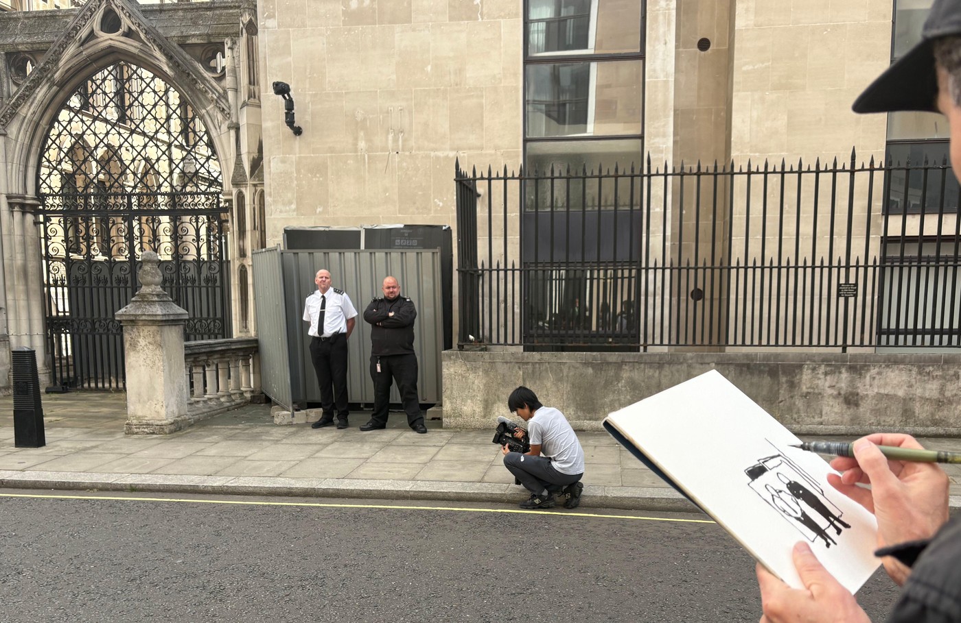 O nouă lucrare Banksy, desenată pe zidul Curții Regale de Justiție din Londra, stârnește controverse