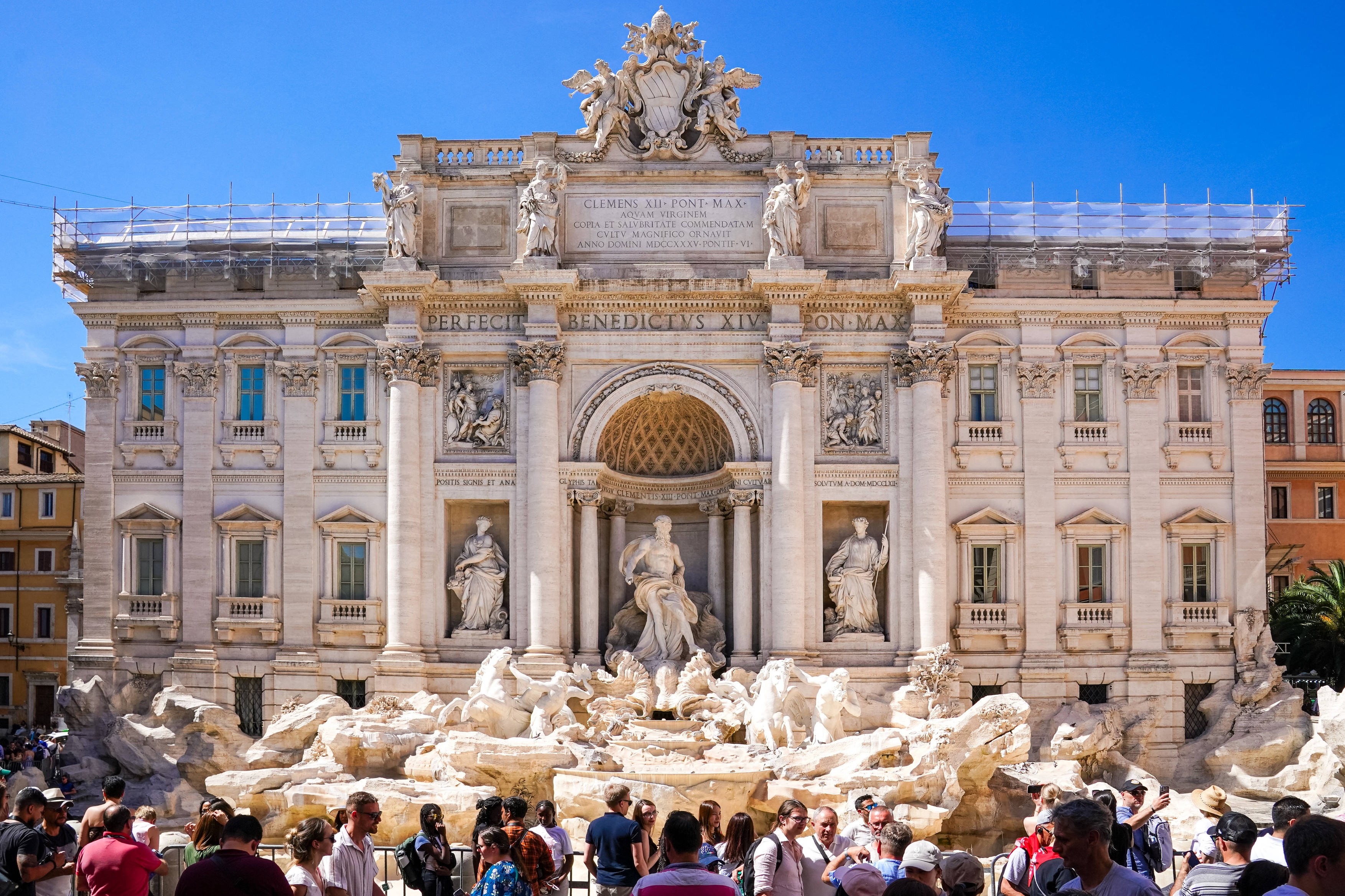 Rețea de români prinsă cu escrocherii în Roma. Păcăleau turiștii cu alba-neagra și în același timp le furau din buzunare