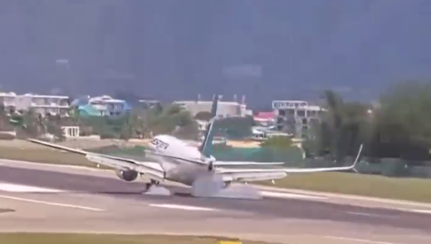 Emoții pentru pasagerii unui avion care a atins pista violent, la aterizare