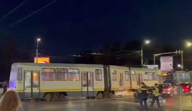 VIDEO Tramvai deraiat în București după ce o trotinetă a fost lăsată pe șine