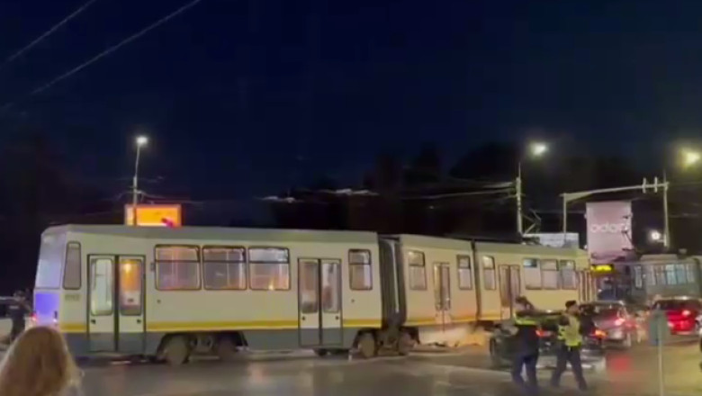 VIDEO Tramvai deraiat în București după ce o trotinetă a fost lăsată pe șine