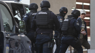 Alexandru Bălan este adus de către jandarmi la sediul central al DIICOT din București, 9 septembrie 2025. Foto: Inquam Photos / George Călin