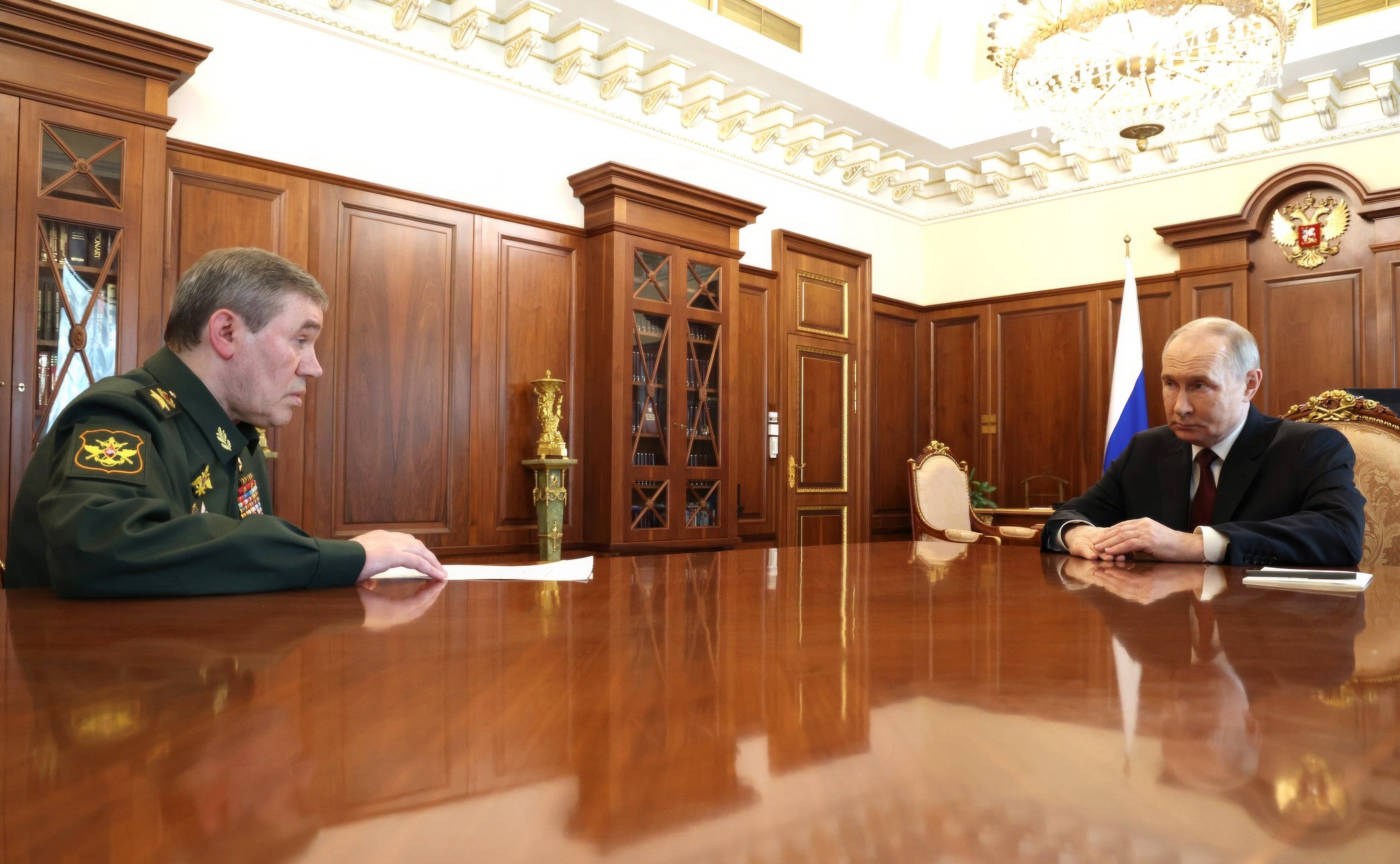 Vladimir Putin l-a decorat pe șeful amatei pentru „pentru curaj, vitejie şi dăruire”. Valeri Gherasimov e acuzat de crime de război