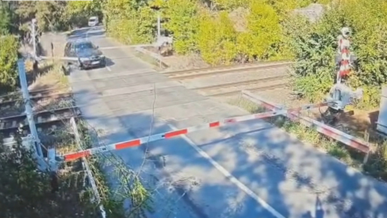 Un șofer a fost filmat în timp ce spulbera barierele de cale ferată, lângă Capitală. Mașina a lovit violent alte două autoturisme