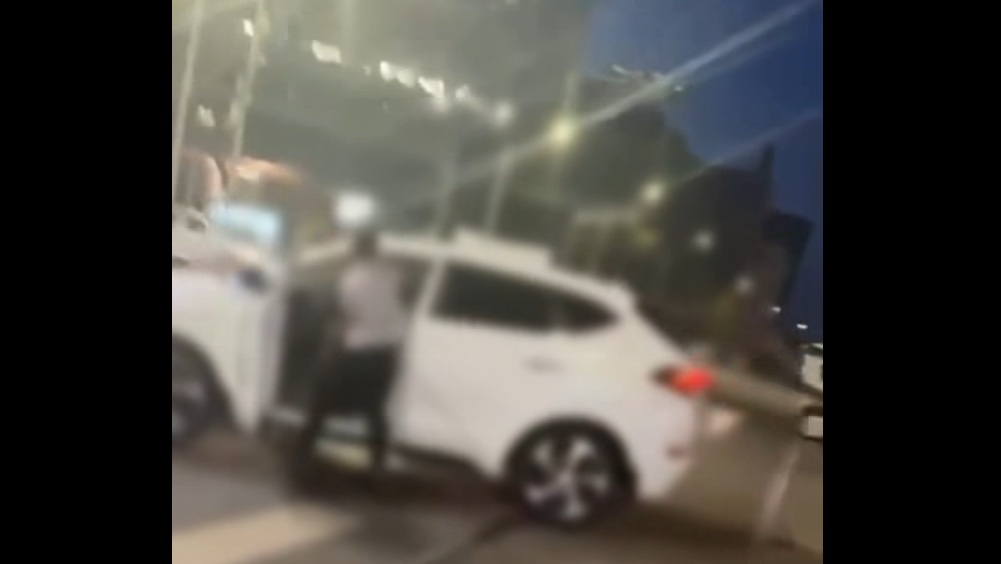 VIDEO Scandal în trafic, în București: Un șofer a luat la bătaie un alt bărbat și pe un tânăr care a încercat să-l oprească