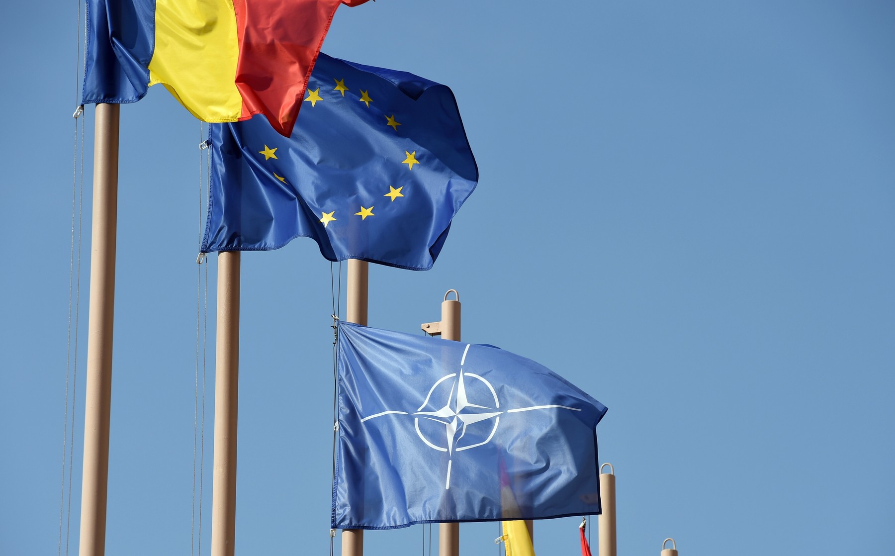 Ce arată cel mai recent sondaj de opinie în privința apartenenței românilor la UE și NATO. Câți români ar dori ieșirea din Uniune