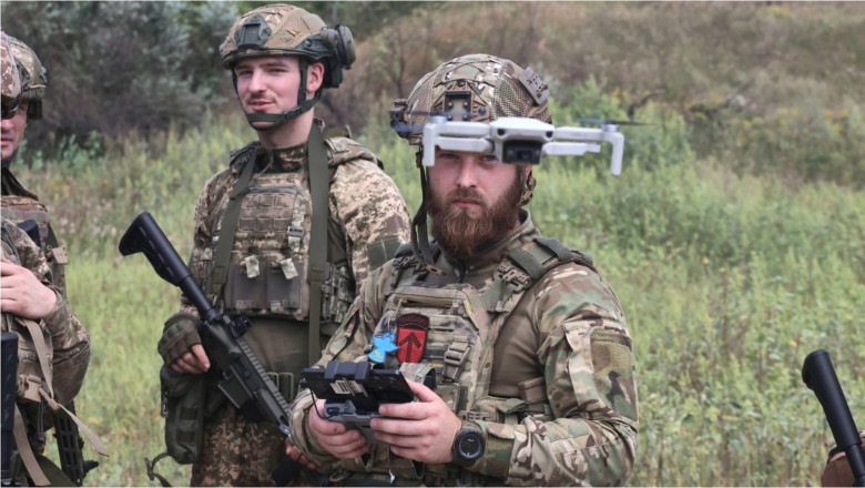 soldați ucraineni cu o dronă
