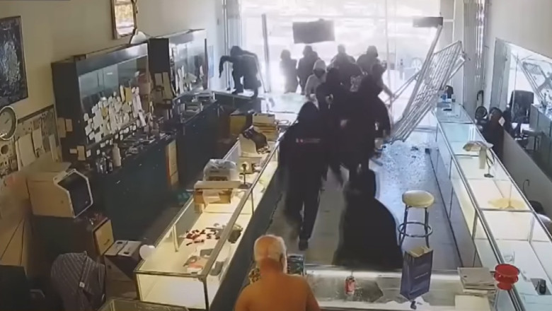 15 bărbați au jefuit un magazin de bijuterii din California.