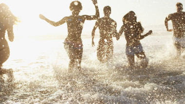 tineri in vacanta la mare