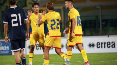 jucatori romani dela u21 care se bucura dupa gol