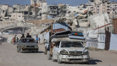 Displaced Palestinians flee Gaza City towards the southern areas of the Gaza Strip