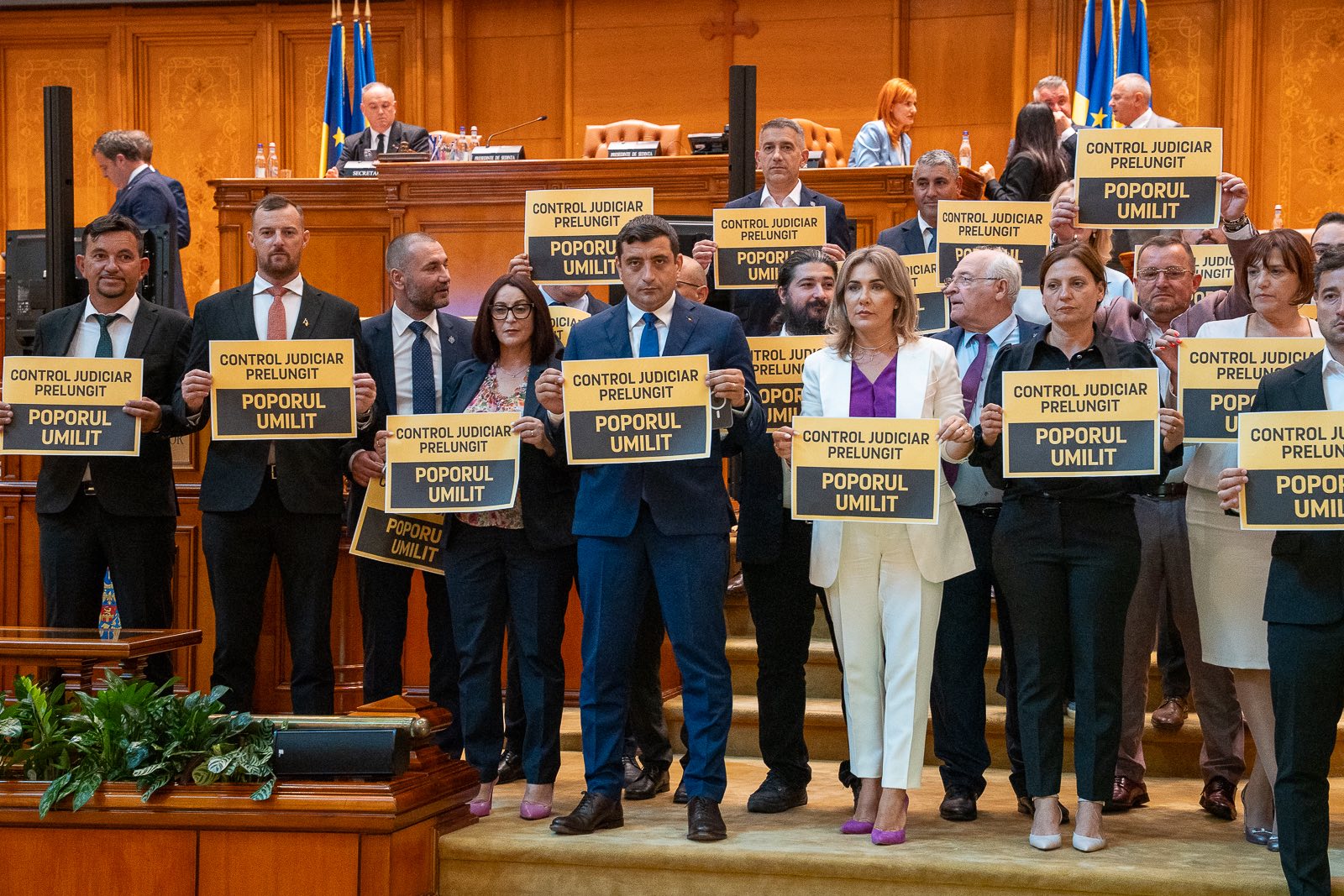 AUR, protest în prima ședință de plen a sesiunii parlamentare: au deplâns prelungirea controlului judiciar în cazul lui Călin Georgescu