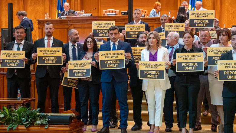 AUR, protest în prima ședință de plen a sesiunii parlamentare: au deplâns prelungirea controlului judiciar în cazul lui Călin Georgescu