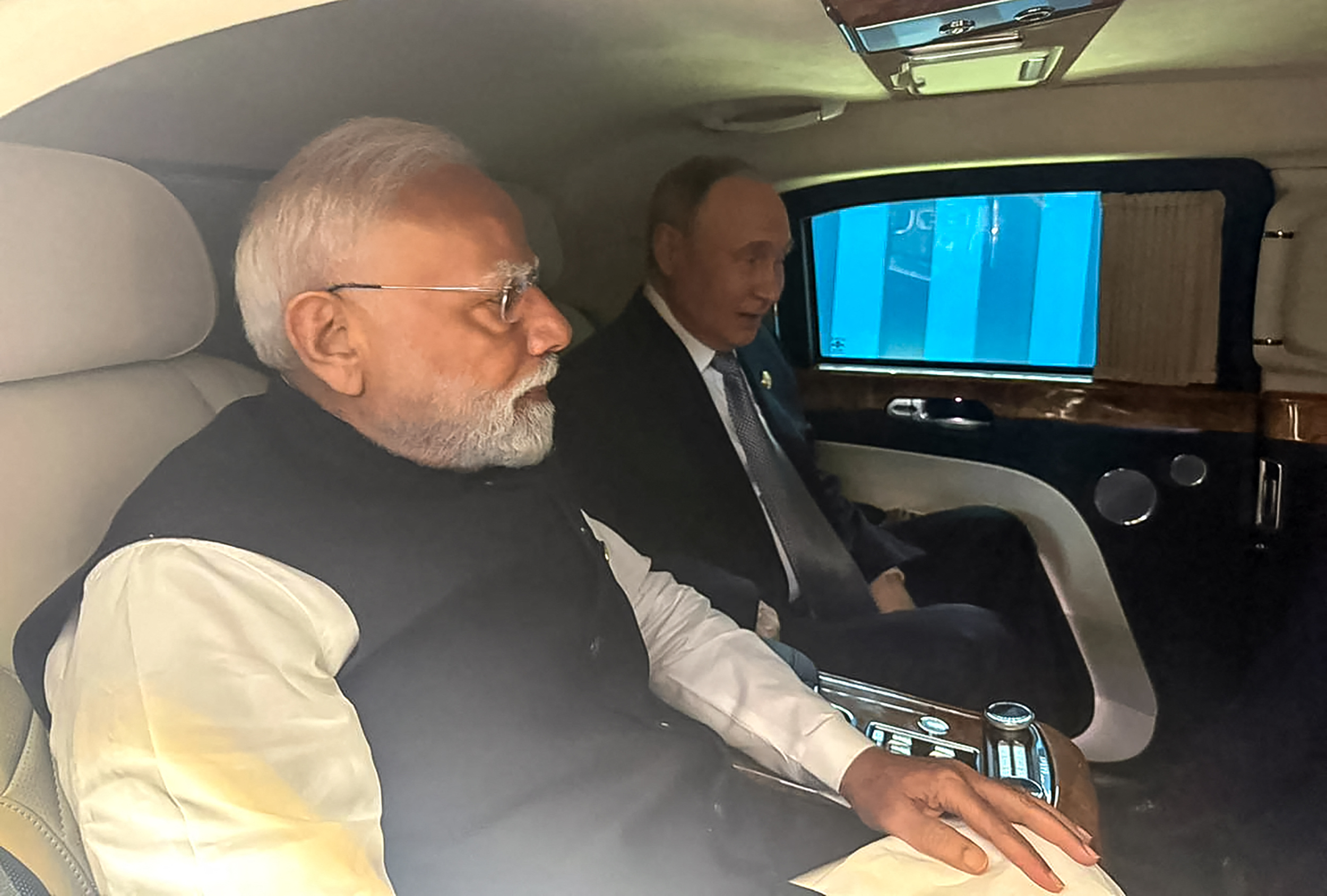 „Discuții profunde” în limuzina lui Putin. Imagini fără precedent cu premierul indian Narendra Modi, alături de președintele rus