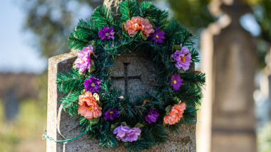 coroana pe mormant in cimitir