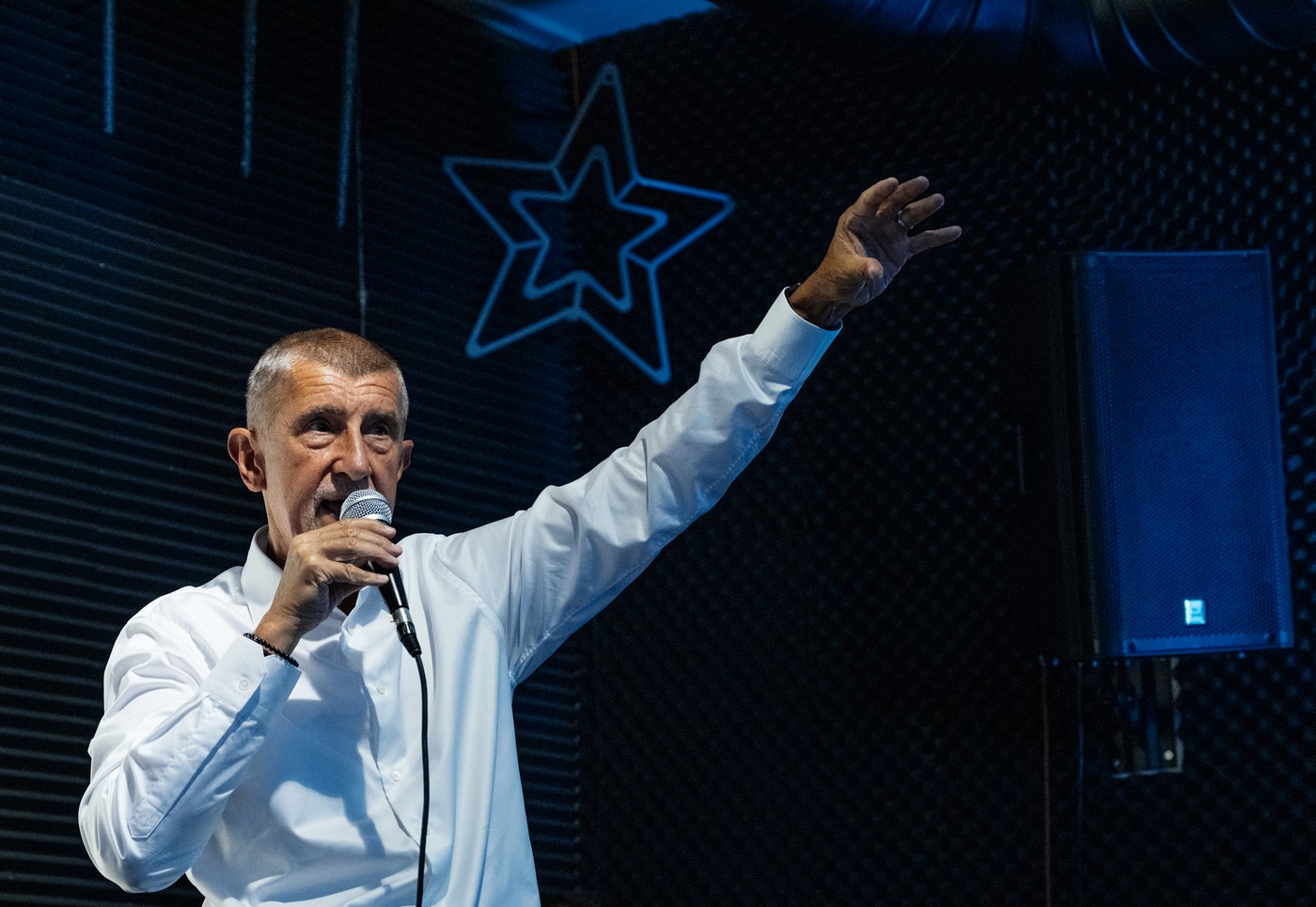 Fostul premier populist al Cehiei, Andrej Babis, a fost lovit în cap cu o cârjă în timpul unui miting electoral