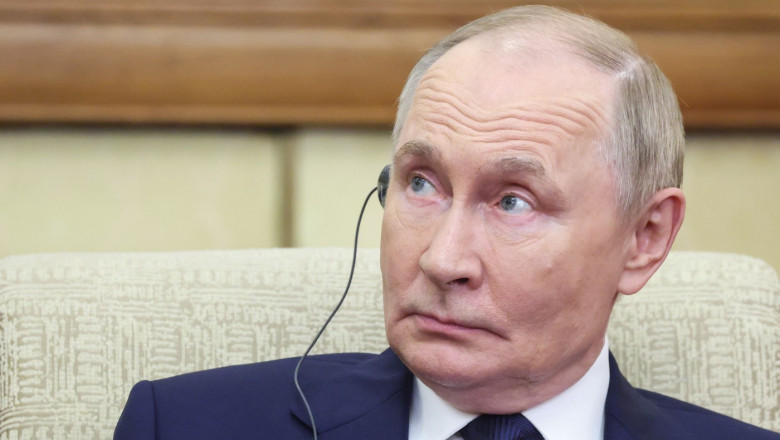 v putin cu casca de translator in ureche