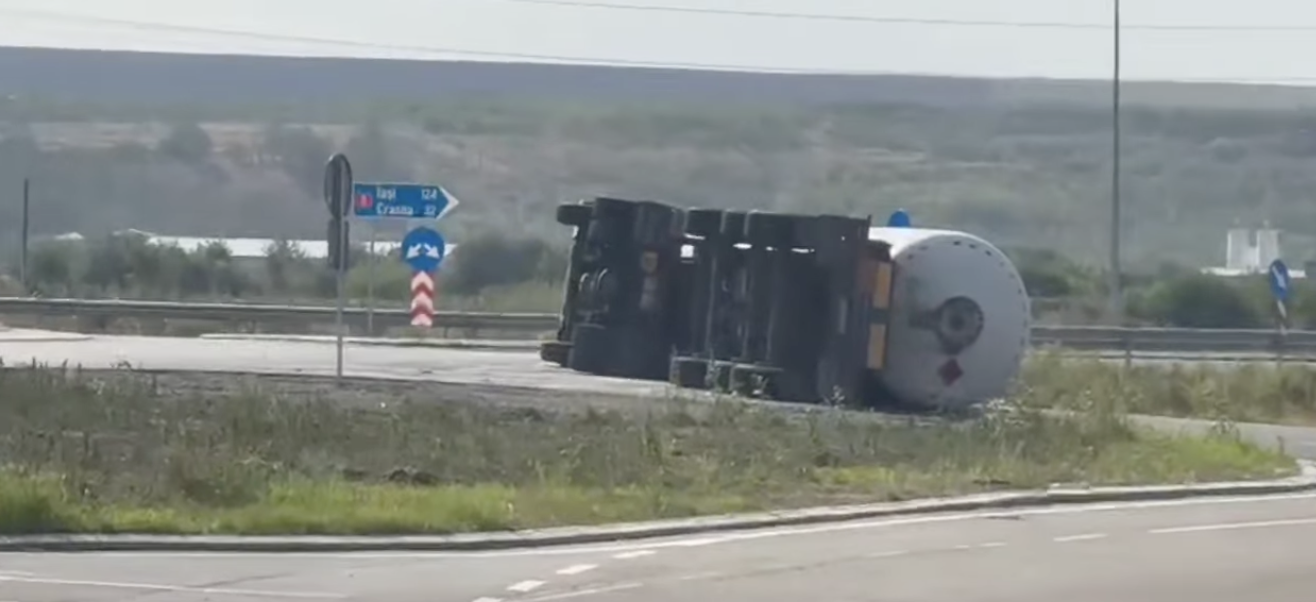 Autocisternă cu metan, răsturnată pe DN24A, lângă Bârlad: traficul este blocat, sunt pierderi de gaz, ISU intervine