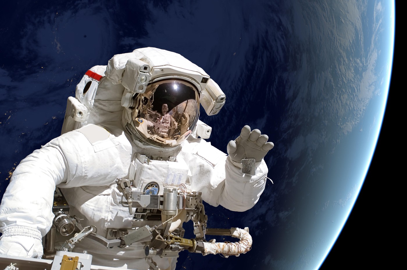 „Am nevoie de oxigen”: O femeie a pierdut mii de dolari după ce s-a îndrăgostit de un escroc ce s-a dat drept astronaut aflat în spațiu