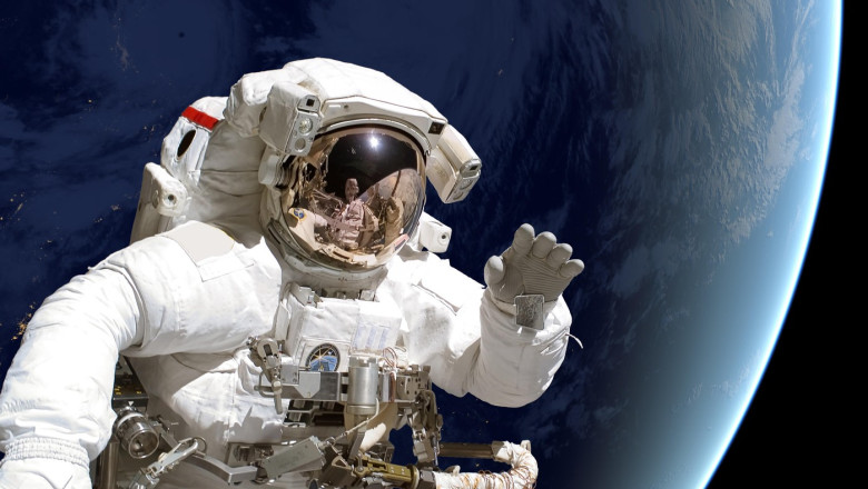 un astronaut în spațiu