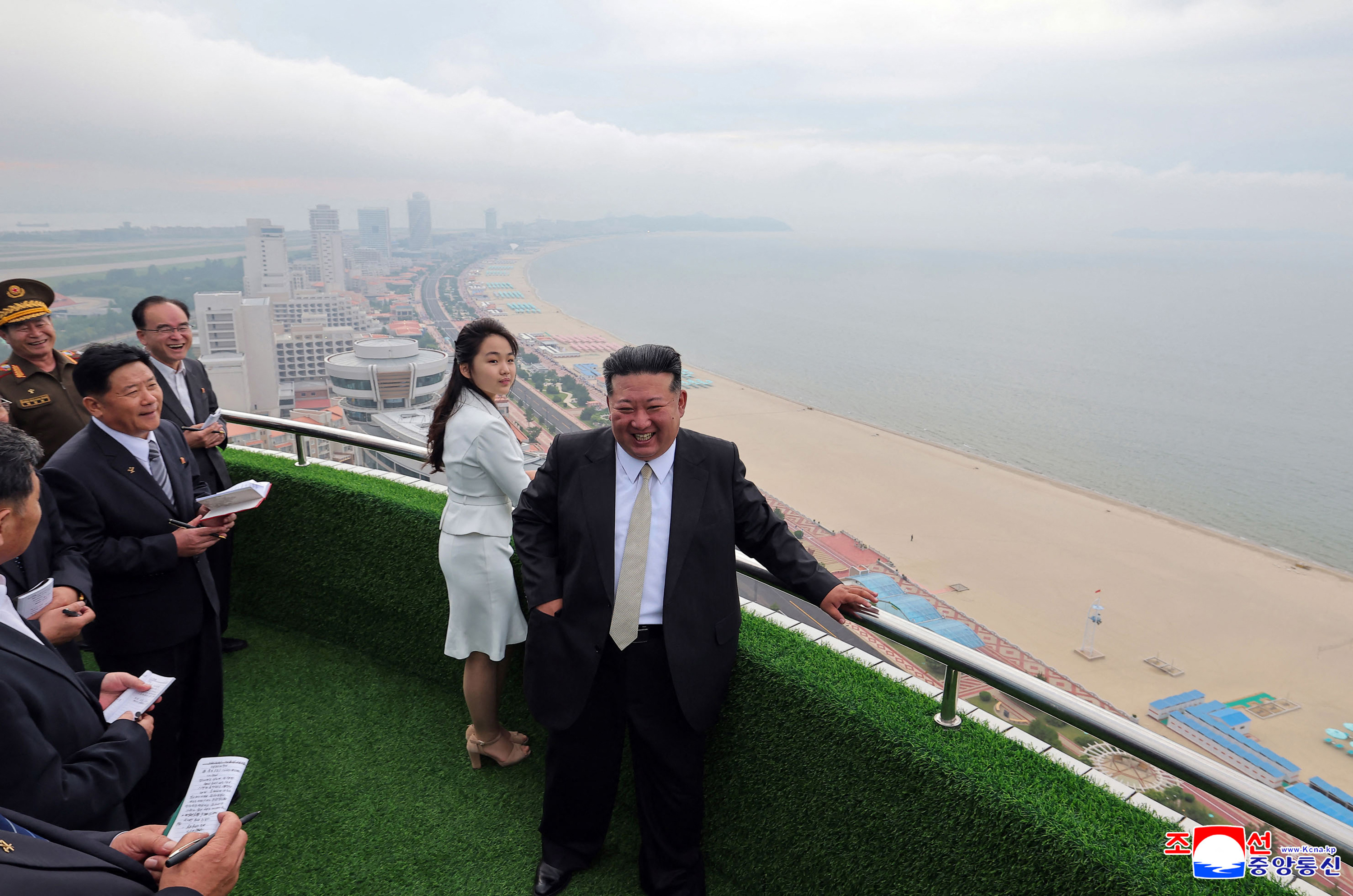 Liderul Coreei de Nord a ajuns la Beijing, pentru parada militară organizată de Xi Jinping. Imagini inedite cu Kim, însoțit de fiica sa