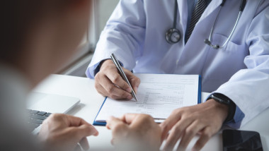 medic pacient Cine-nu-este-obligat-sa-plateasca-CASS.-Foto-Shutterstock-1536x1025