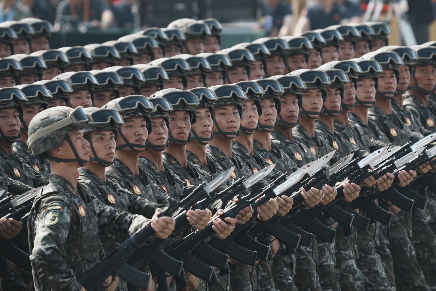 Inteligența artificială militară a Chinei i-a depășit pe comandanții umani: precizie de 90% la testele de asalt