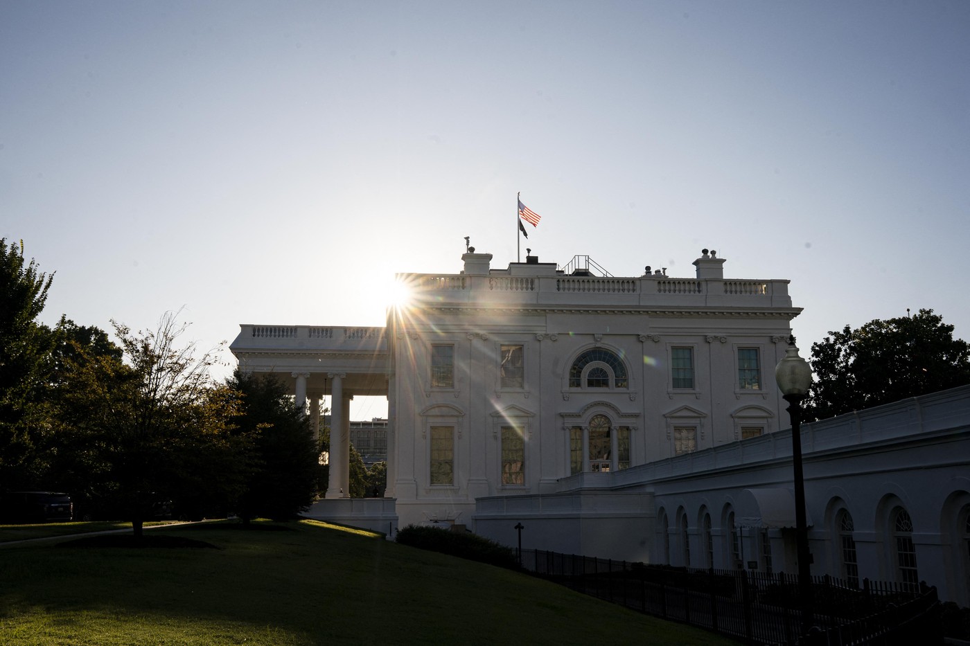 Imagini virale cu un obiect aruncat pe fereastra Casei Albe stârnesc un val de conspirații. Trump contrazice explicațiile oficialilor
