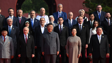 Adrian Năstase și Viorica Dăncilă s-au fotografiat alături de dictatorii lumii: Xi Jinping, Vladimir Putin și Kim Jong Un