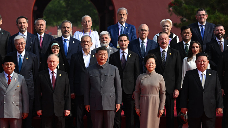 FOTO  Adrian Năstase și Viorica Dăncilă s-au fotografiat alături de dictatorii lumii: Xi Jinping, Vladimir Putin și Kim Jong Un