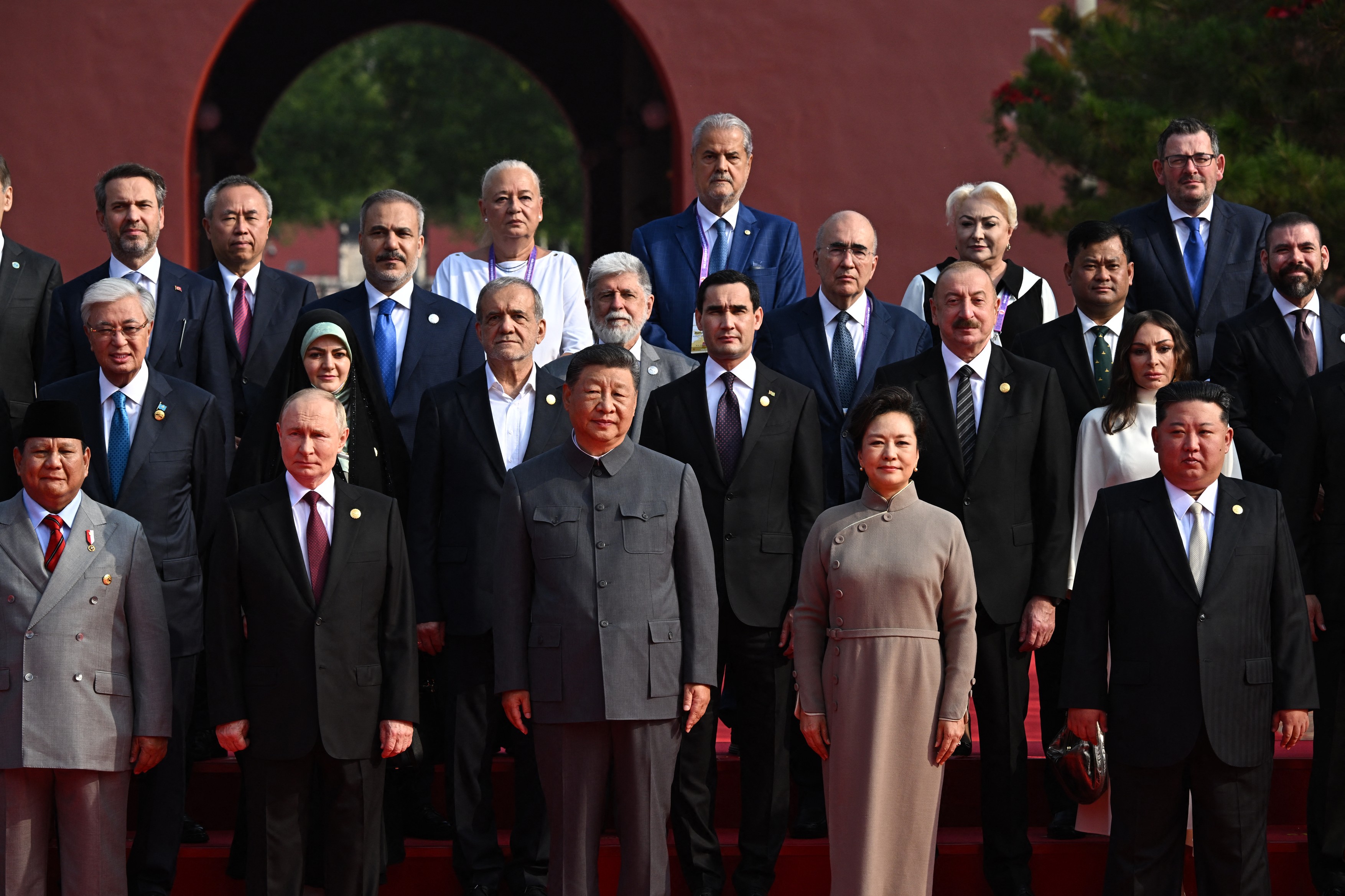 Vizita lui Năstase și Dăncilă la Beijing: „Canal de comunicare sau lipsă de inteligență politică”. Explicațiile istoricului Armand Goșu