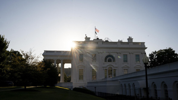 VIDEO Imagini virale cu un obiect aruncat pe fereastra Casei Albe stârnesc un val de conspirații. Trump contrazice explicațiile oficial