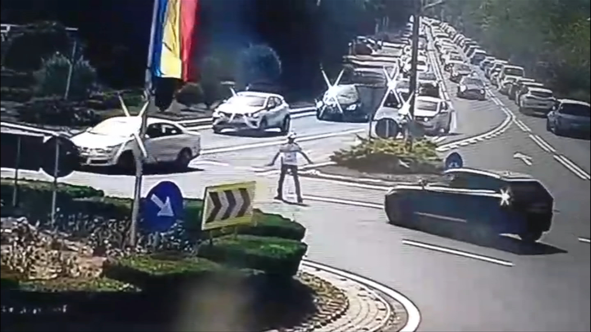 Un polițist a fost lovit cu mașina de un șofer care n-a respectat semnalele lui, în Eforie Nord. Momentul a fost surprins de camere