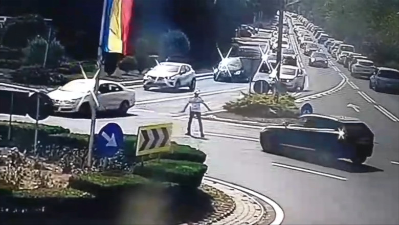 polițist și mașini pe stradă