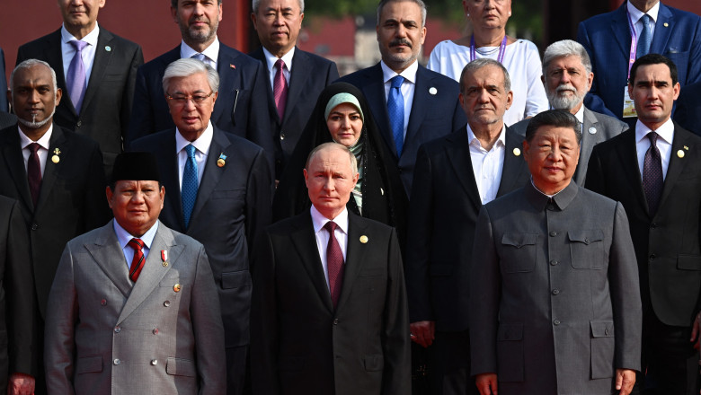 Ce scrie presa occidentală despre imaginile de la parada dictatorilor, unde a aparut și Adrian Năstase