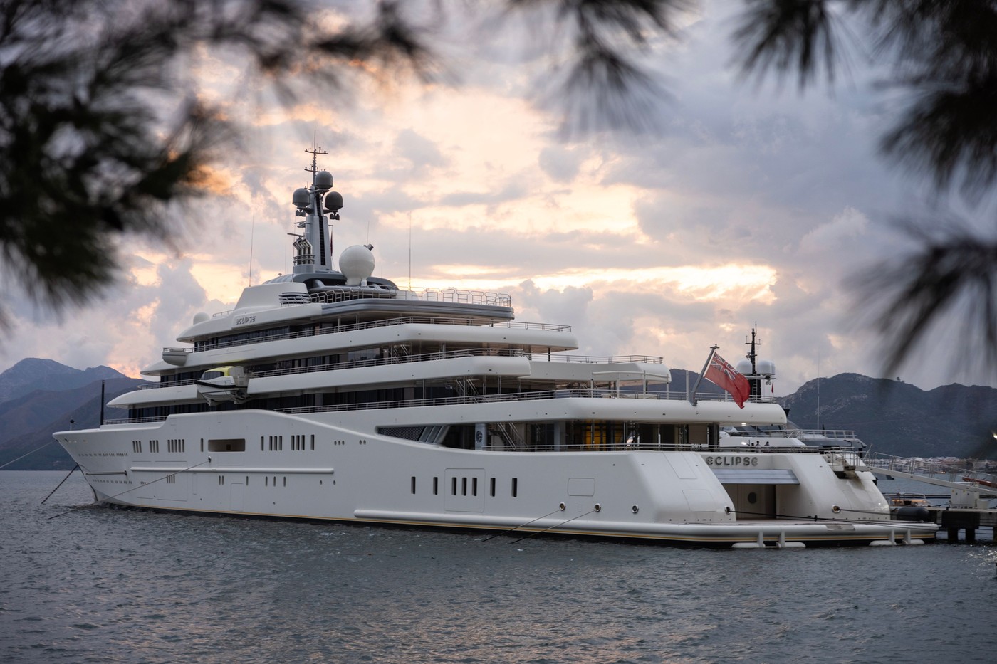 Unde își ține un oligarh rus iahtul de 700 de milioane de dolari, dotat cu sistem antirachetă și submarin, ca să nu-i fie confiscat