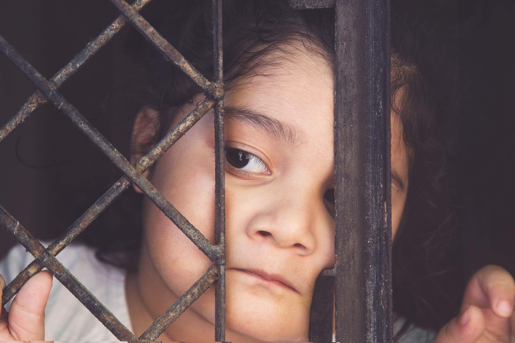 „În timp ce Rusia bombardează civili, Putin deportează copii ucraineni”. Marea Britanie reacționează cu sancțiuni la abuzurile Moscovei