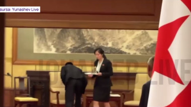 scaunul pe care a stat kim jong un este sters de o garda de corp