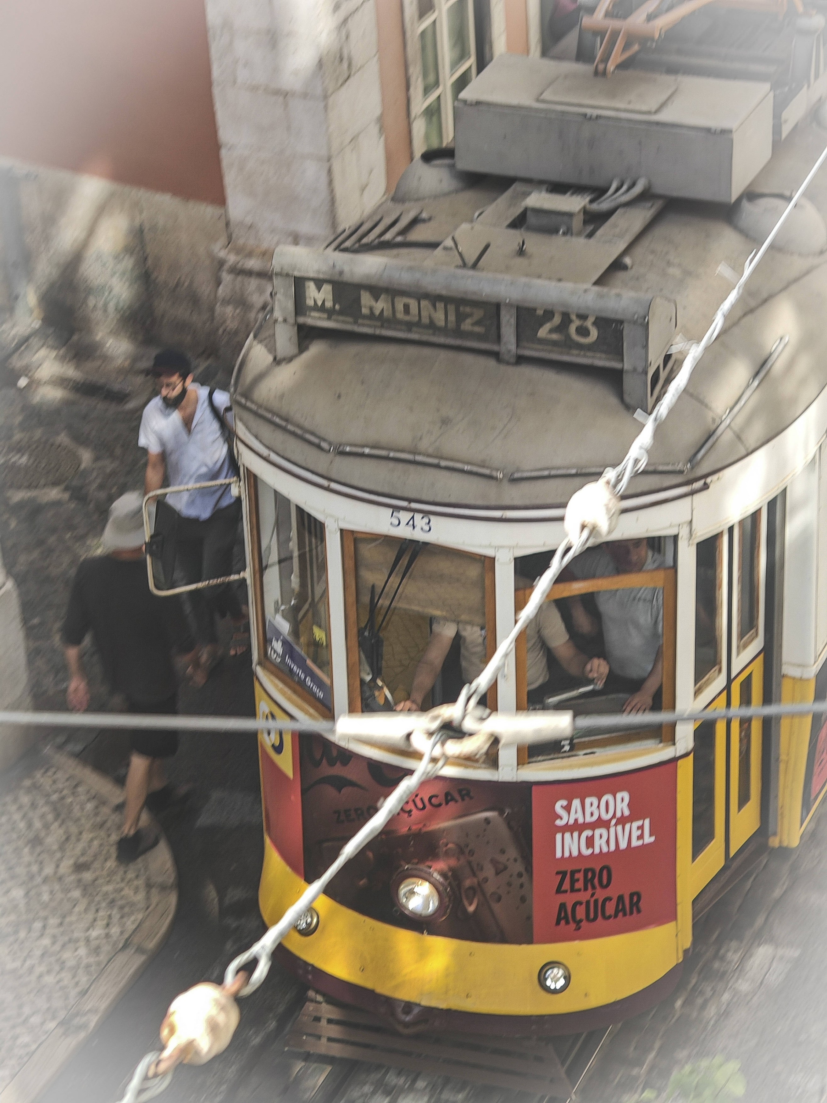 Accident grav în Lisabona: cel puțin 3 morți și zeci de răniți, după ce un funicular a deraiat
