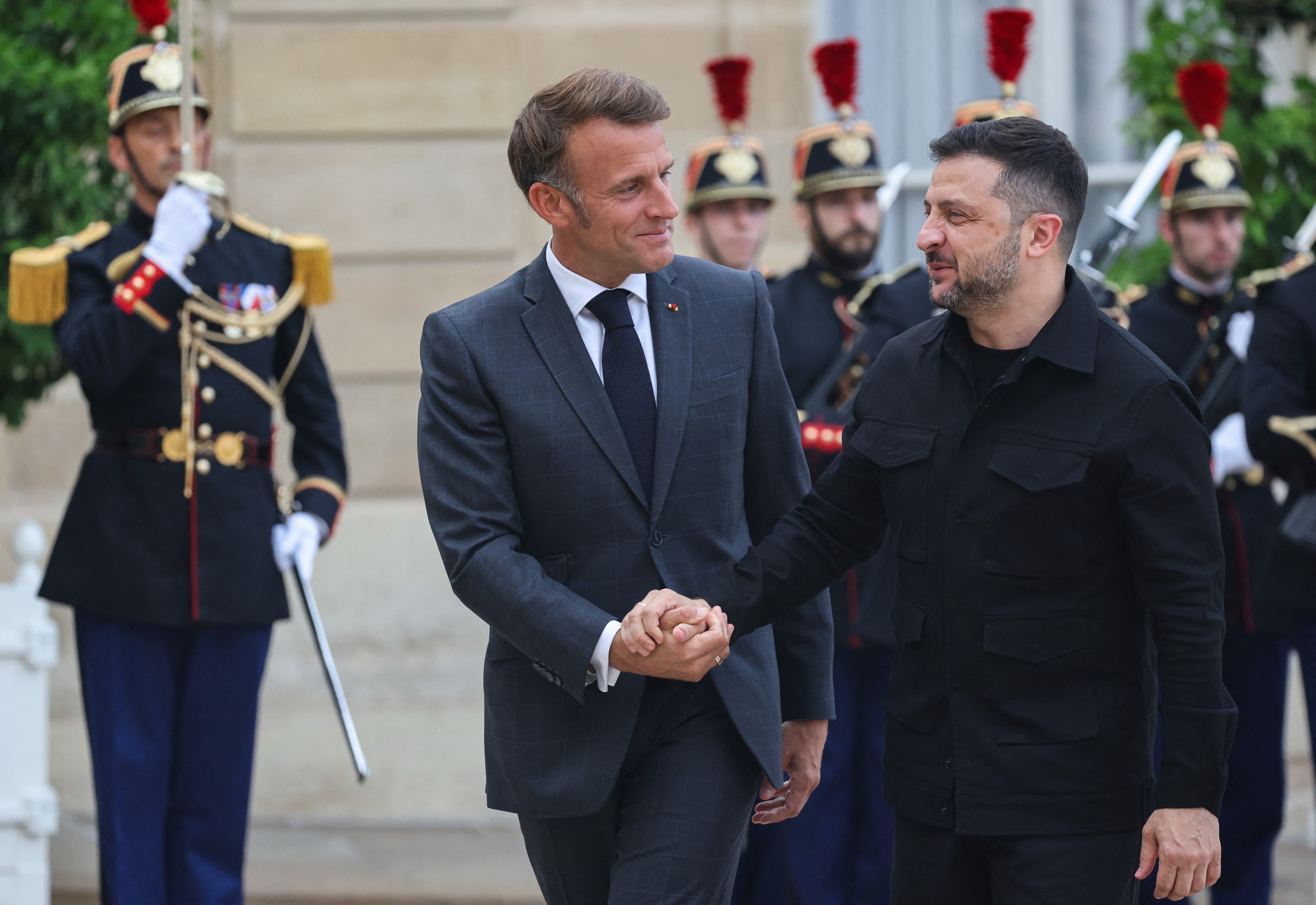Volodimir Zelenski a ajuns la Paris, unde va discuta cu liderii UE din „Coaliţia Voinţei”. Participanții îl vor suna și pe Donald Trump