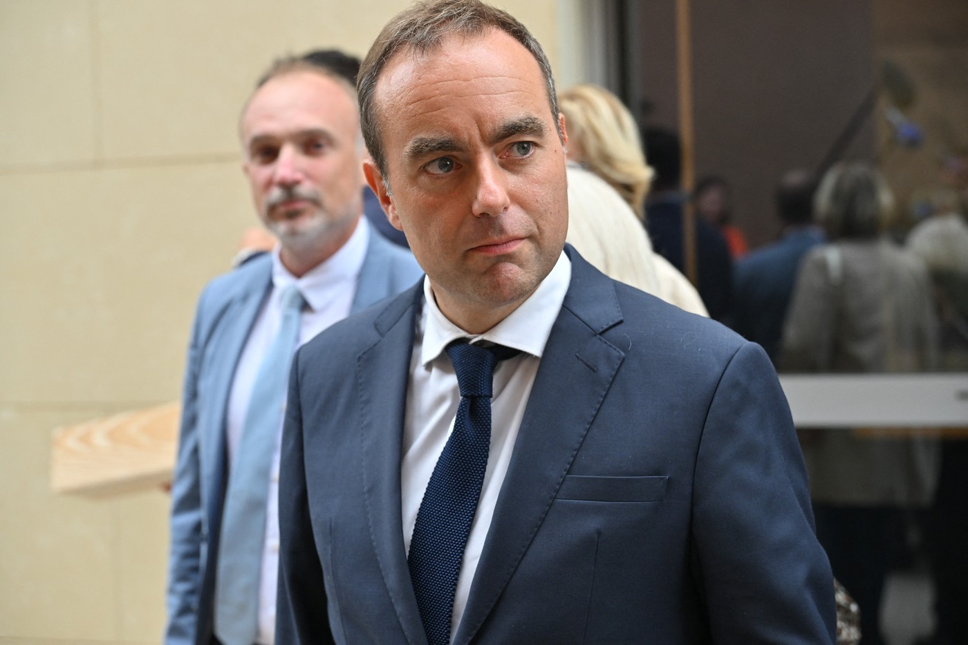 Noul premier francez Sebastien Lecornu retrage propunerea de eliminare a două zile libere și anunță strategia pentru a adopta bugetul