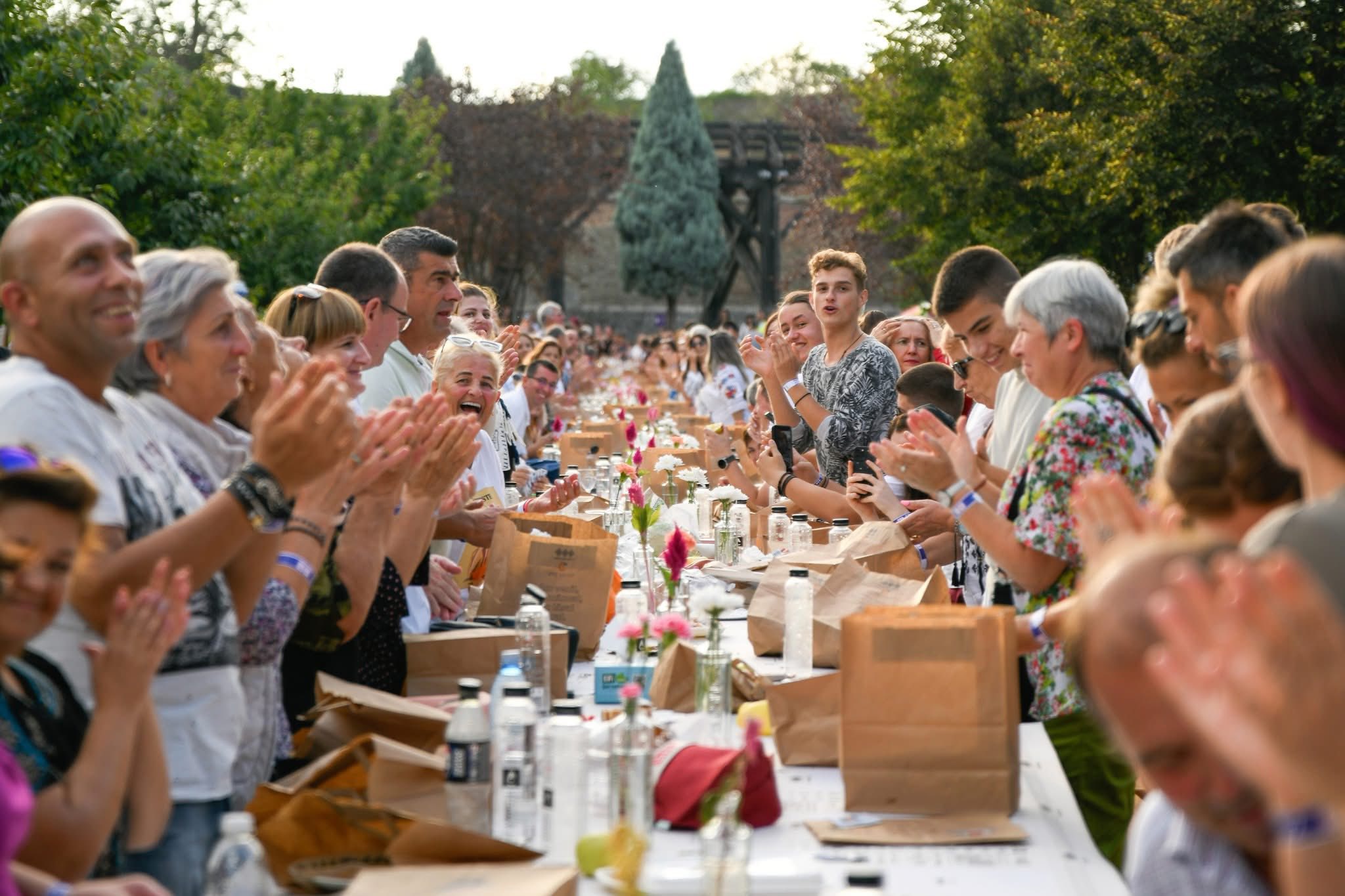 Alba Iulia intră în Cartea Recordurilor cu cea mai lungă masă din materiale reciclabile din lume. Peste 10.000 de participanți