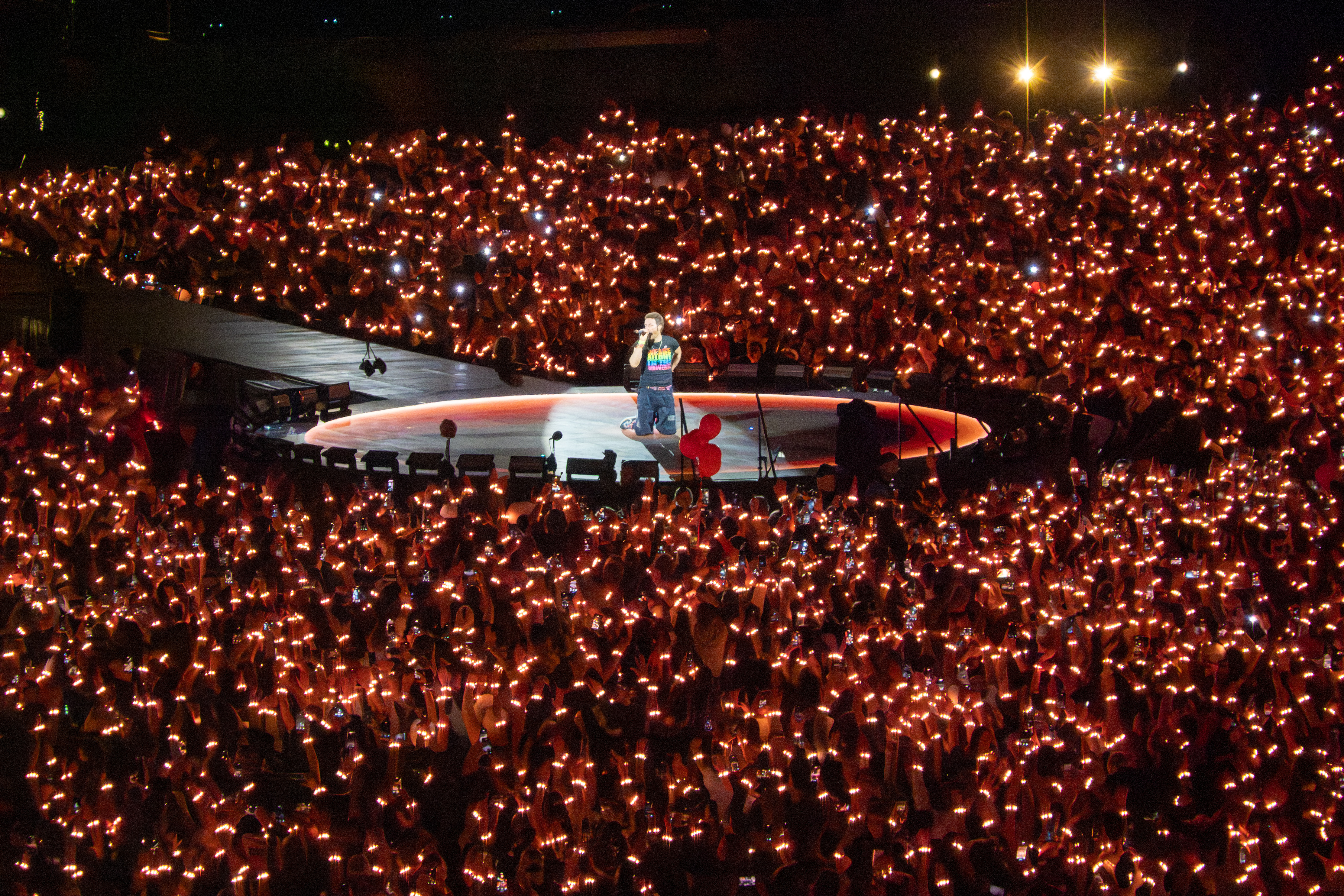Chris Martin a îndemnat publicul să „trimită iubire” familiei lui Charlie Kirk în timpul unui concert Coldplay la Londra
