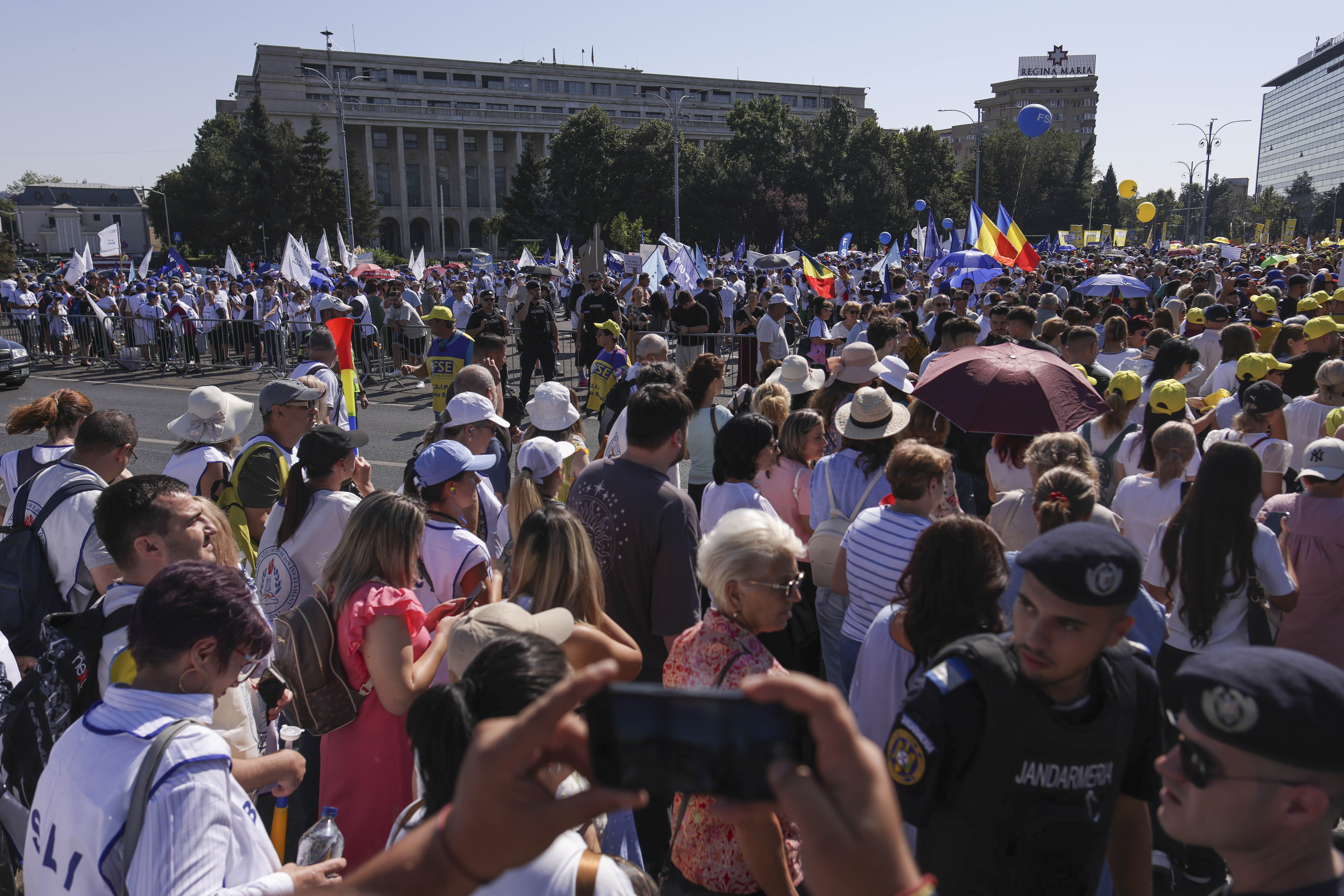 Proteste ale sindicaliștilor din administrație, luni în București. Ei amenință cu greva generală. Ilie Bolojan i-a invitat la discuții