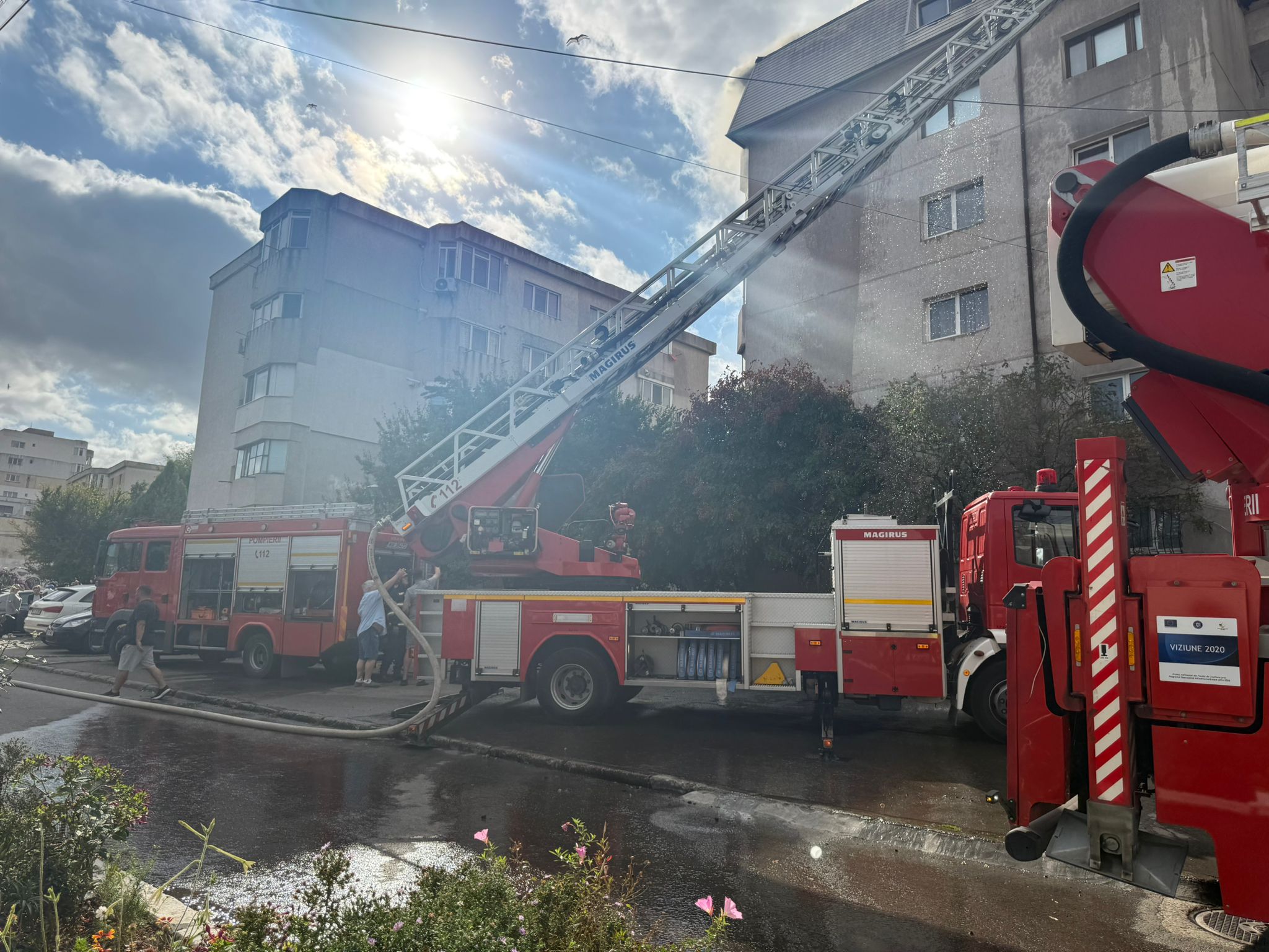 Incendiu puternic la mansarda unui bloc din Constanţa. Un bărbat, în stare gravă