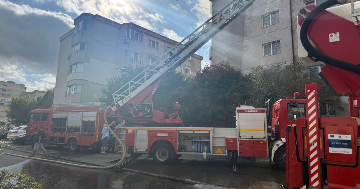 Incendiul devastator de la o mansardă din Constanța a fost stins; un bărbat este grav rănit. Incendiul devastator de la o mansardă din Constanța a fost stins; un bărbat este grav rănit.