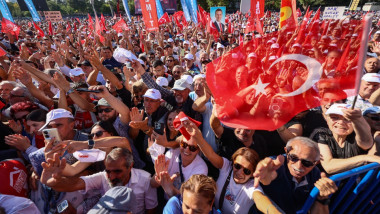 oameni la o manifestatie in turcia