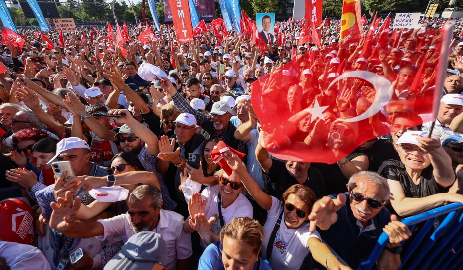 Zeci de mii de persoane, la o manifestaţie a opoziţiei la Ankara: Acuză guvernul turc că subminează democrația