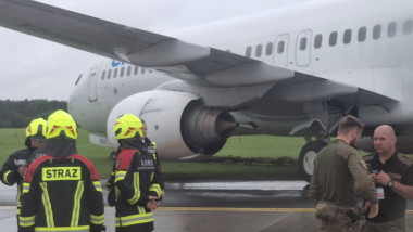 avion derapat de pe pista, iesit pe zona cu iarba